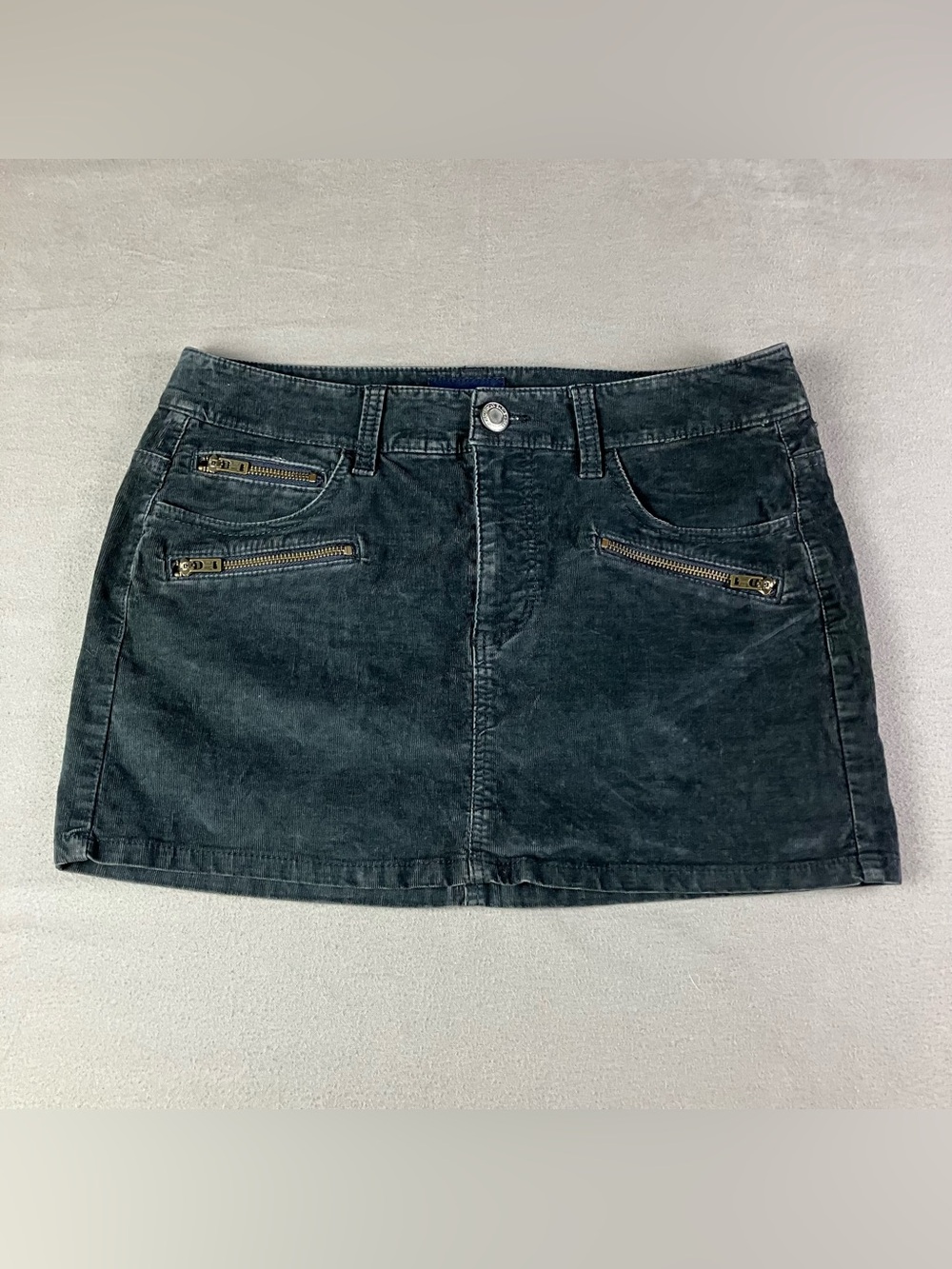 American Eagle Women’s Size 8 Black Corduroy Mini Skirt Zipper Pockets. In good